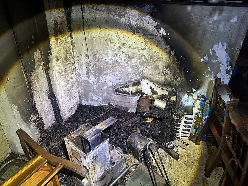 Hiện trường bên trong vụ cháy (Ảnh: Công an cung cấp).
