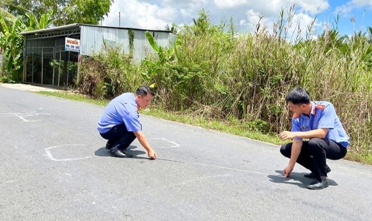 Cơ quan điều tra Viện Kiểm sát nhân dân tối cao kiểm tra hiện trường vụ tai nạn khiến nữ sinh tử vong - Ảnh: VKSNDTC