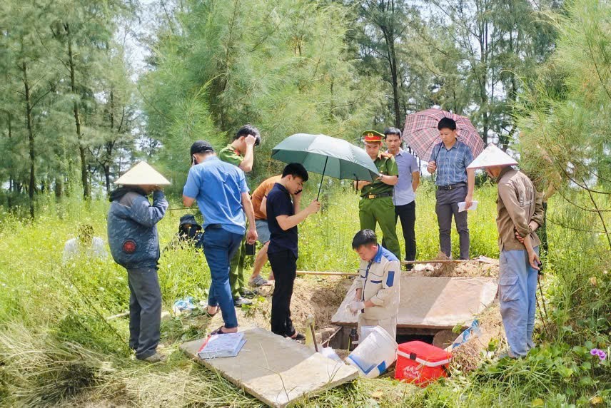 Đường ống xả thải của Công ty CP Thủy sản Thông Thuận và HTX Thái Minh Thùy (xã Cổ Đạm) - Ảnh Công an Hà Tĩnh. Đường ống xả thải của Công ty CP Thủy sản Thông Thuận và HTX Thái Minh Thùy (xã Cổ Đạm) - Ảnh Công an Hà Tĩnh.