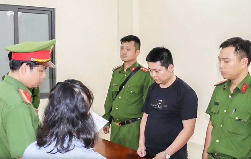 Cơ quan Cảnh sát điều tra Công an tỉnh Khánh Hòa thi hành lệnh bắt tạm giam Yuan Tao. Cơ quan Cảnh sát điều tra Công an tỉnh Khánh Hòa thi hành lệnh bắt tạm giam Yuan Tao.