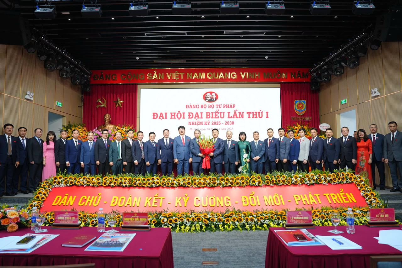 Ph&oacute; Thủ tướng L&ecirc; Th&agrave;nh Long ch&uacute;c mừng Ban Chấp h&agrave;nh Đảng bộ Bộ Tư ph&aacute;p nhiệm kỳ 2025 - 2030.