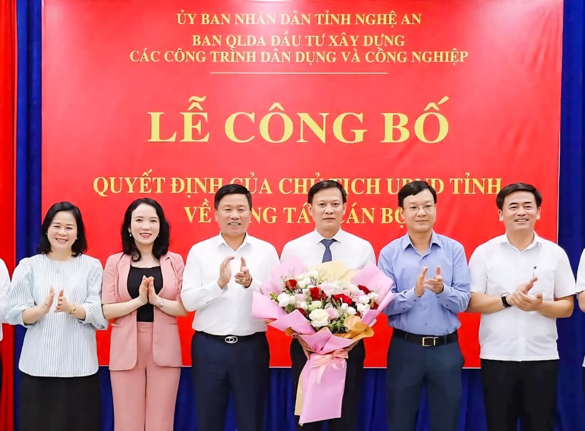 Đại diện lãnh đạo tỉnh, các sở ngành tặng hoa chúc mừng ông Vương Đình Nhuận. Đại diện lãnh đạo tỉnh, các sở ngành tặng hoa chúc mừng ông Vương Đình Nhuận.