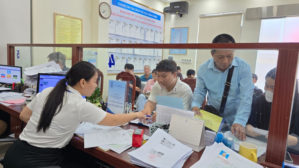 Công dân thực hiện thủ tục hành chính tại phường Khương Đình. Công dân thực hiện thủ tục hành chính tại phường Khương Đình.