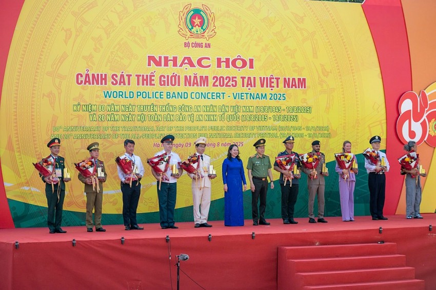 Tại bờ hồ Hoàn Kiếm, 9 đoàn nhạc và một đoàn trống hội của 7 quốc gia cùng trình diễn tại Nhạc hội Cảnh sát thế giới năm 2025 do Bộ Công an Việt Nam tổ chức sáng nay.