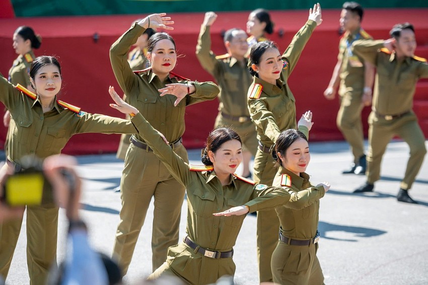 Những nữ cảnh sát Lào trong một màn đồng diễn.