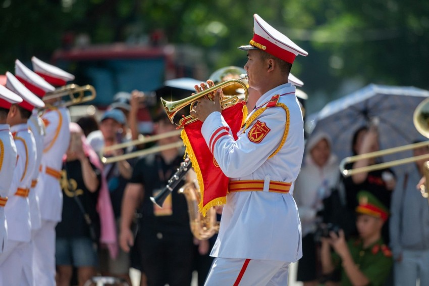 Kết thúc buổi nhạc hội là phần trình diễn của Đoàn nhạc Bộ Quốc phòng Việt Nam.