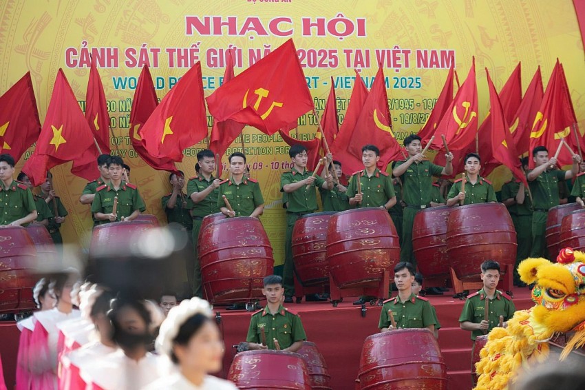 Cảnh sát 7 nước tạo nên đại nhạc hội bên hồ Hoàn Kiếm