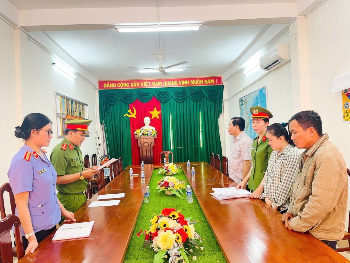 Cà Mau: Bắt tạm giam nữ chủ hụi 8X lừa đảo chiếm đoạt hơn 8 tỷ đồng Cà Mau: Bắt tạm giam nữ chủ hụi 8X lừa đảo chiếm đoạt hơn 8 tỷ đồng