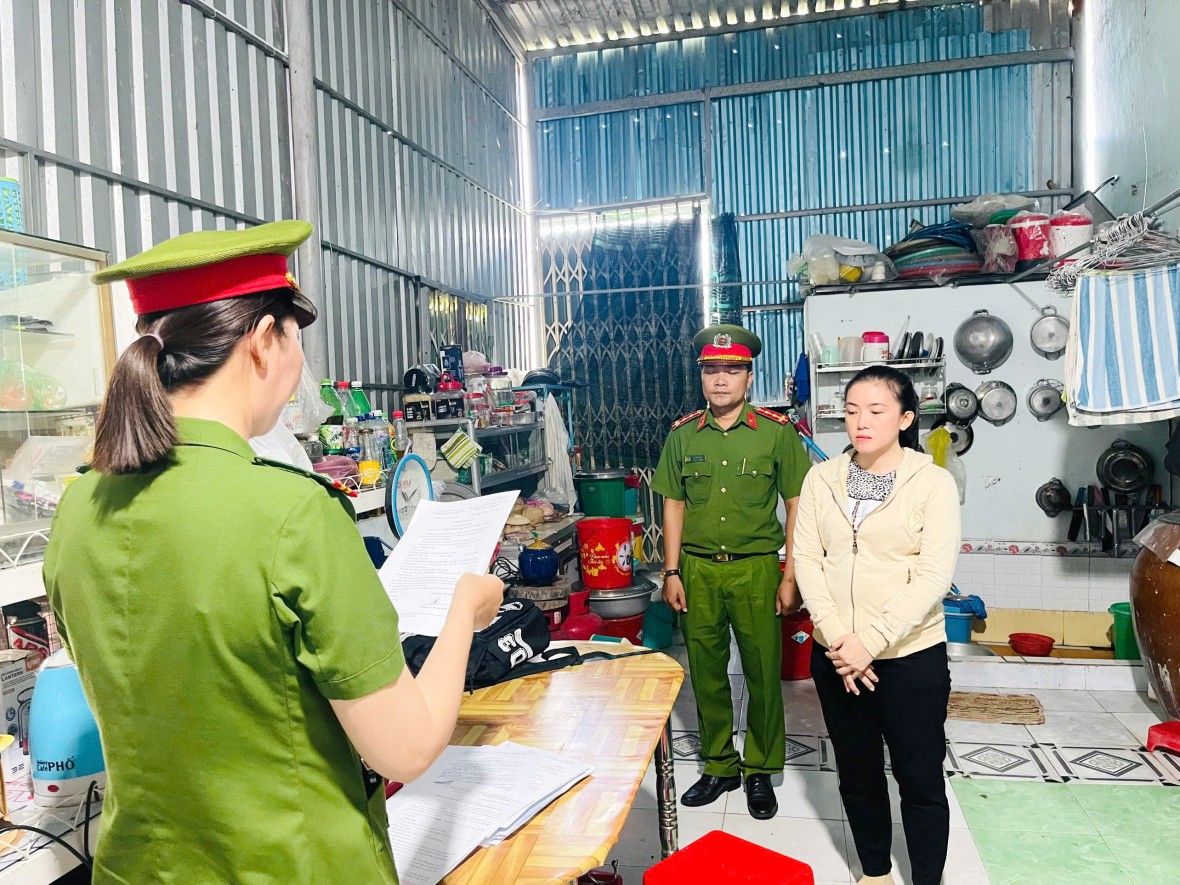 Cà Mau: Bắt tạm giam nữ chủ hụi 8X lừa đảo chiếm đoạt hơn 8 tỷ đồng Cà Mau: Bắt tạm giam nữ chủ hụi 8X lừa đảo chiếm đoạt hơn 8 tỷ đồng