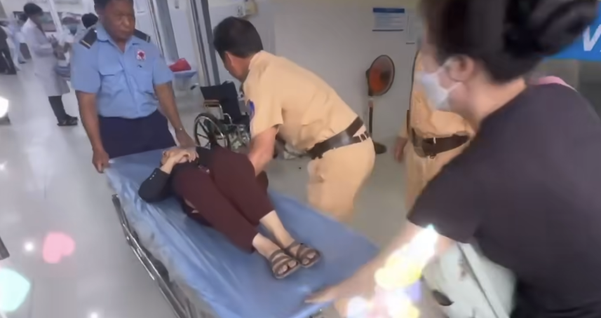 Cảnh sát giao thông Đồng Nai kịp thời đưa người phụ nữ hôn mê đi cấp cứu