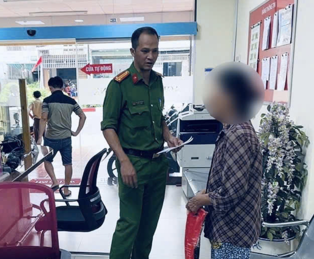 Cán bộ ngân hàng và Công an giúp bà cụ 76 tuổi thoát bẫy lừa 100 triệu đồng
