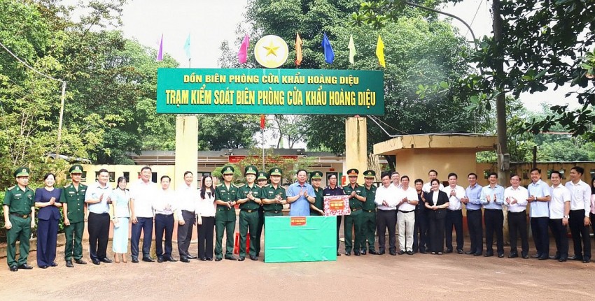 Chủ tịch UBND tỉnh Đồng Nai và lãnh đạo các cơ quan, đơn vị thăm, tặng quà Trạm Kiểm soát biên phòng Cửa khẩu Hoàng Diệu. Ảnh: BĐN