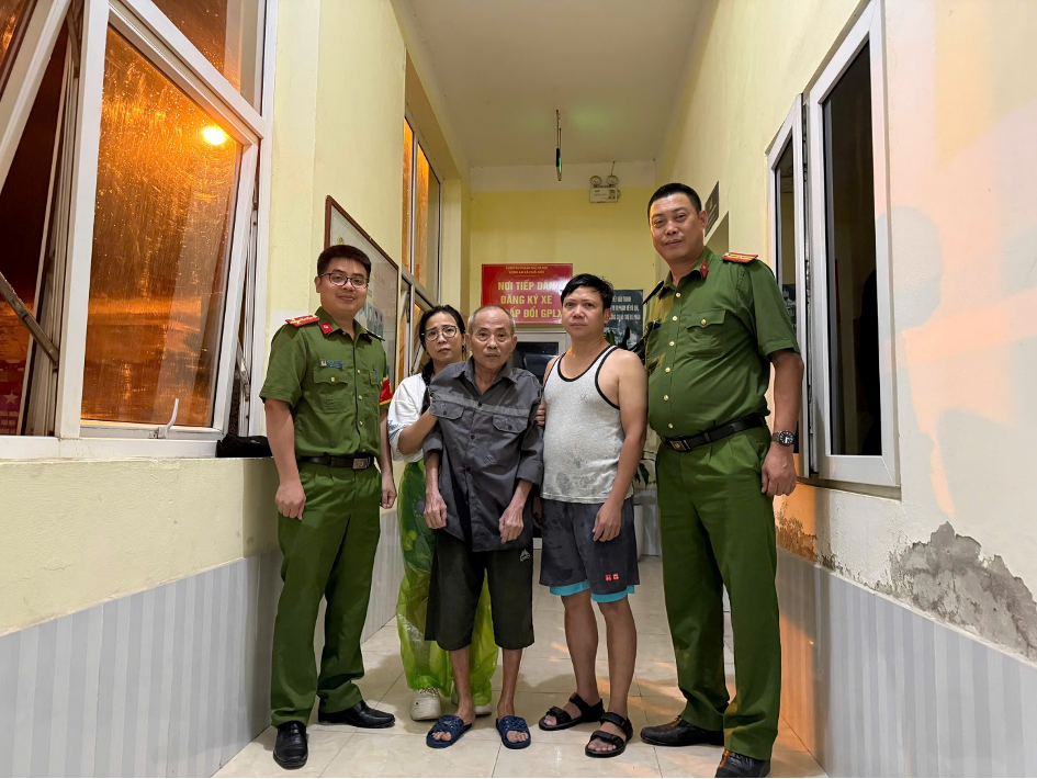 Công an xã Hoài Đức đưa cụ ông đi lạc trở về với gia đình