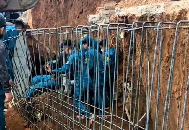 Lực lượng chức năng và người dân tìm kiếm nạn nhân bị vùi lấp. 