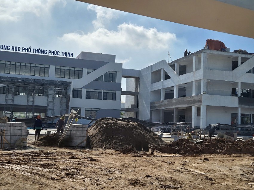 Trên mái nhà 3 tầng 1 tốp công nhân không có bảo hộ lao động vẫn đang thi công trên mái tầng 3.