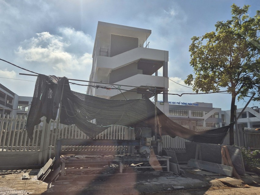 Nhiều hạng mục được che lưới đen để công nhân thi công bên dưới cho đỡ nắng.