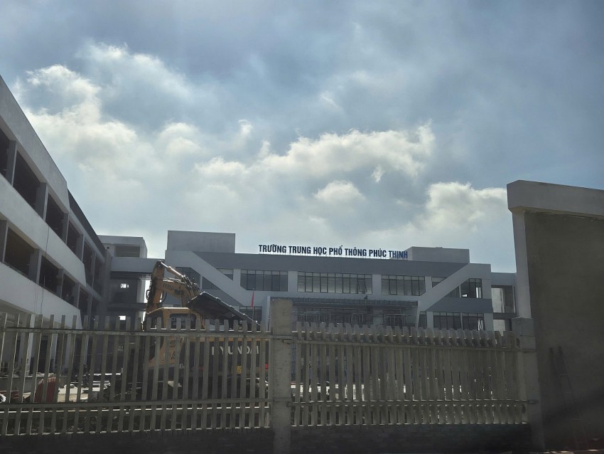 Máy xúc vẫn đang hoạt động hết công suất để san gạt, múc đất trong khuôn viên sân trường.