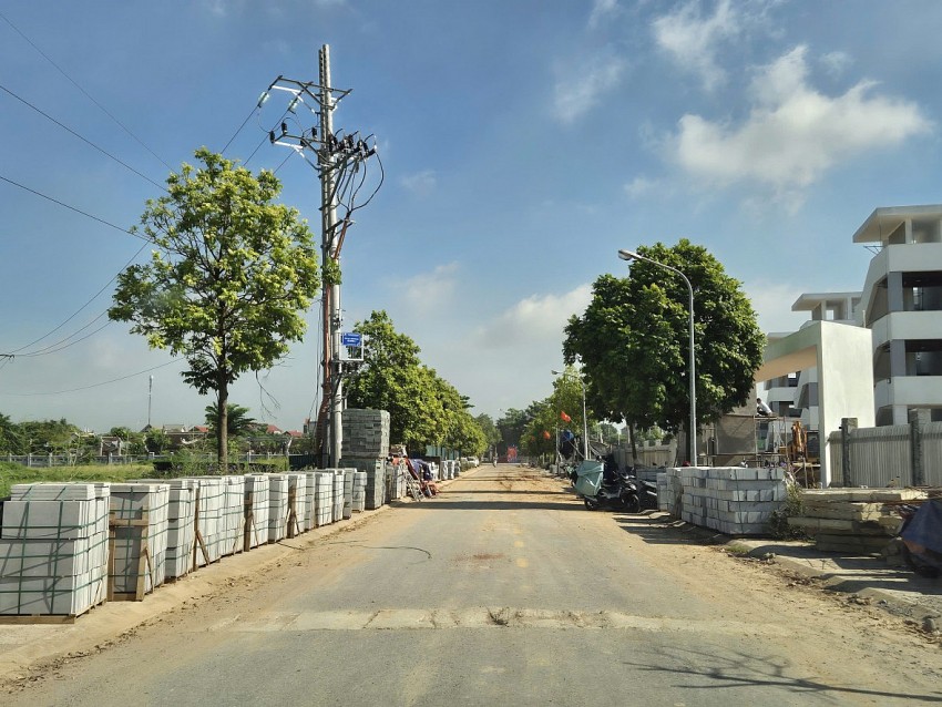 Lối dẫn vào trường ngổn ngang gạch lát để 2 bên vỉa hè, đất cát rơi vãi phủ kín đường.