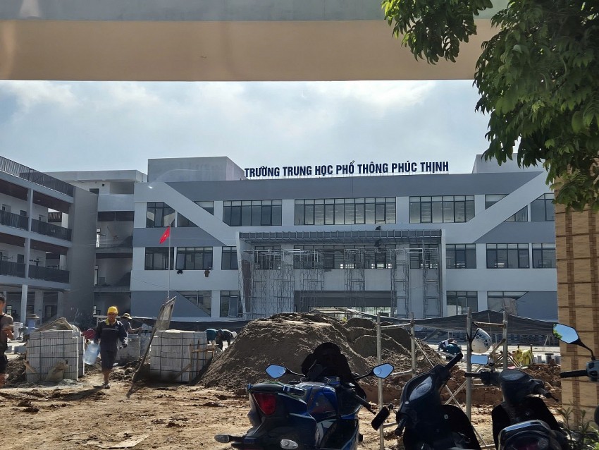 Gạch lát nên sân trường, xi cát, đất được gom đống ngay lối vào cổng chính của Trường THPT Phúc Thịnh.