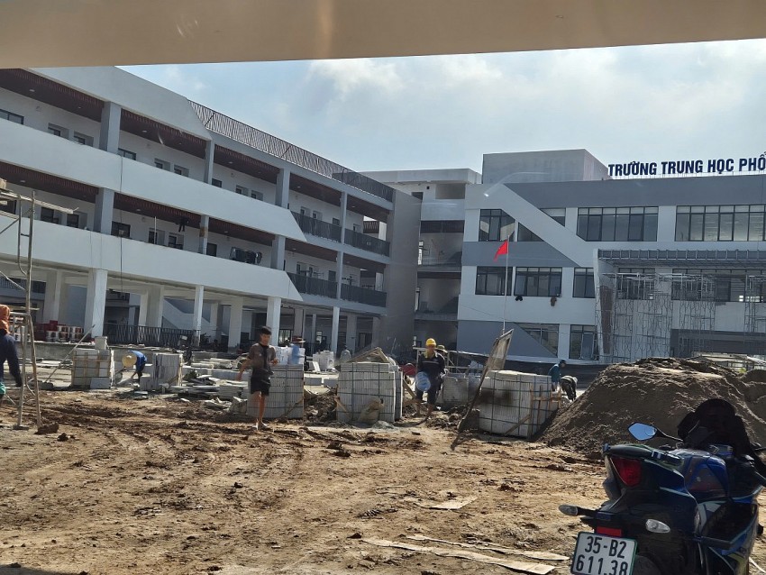 Trong khuôn viên sân trường các công nhân vẫn đang khẩn trương thi công xây dựng.