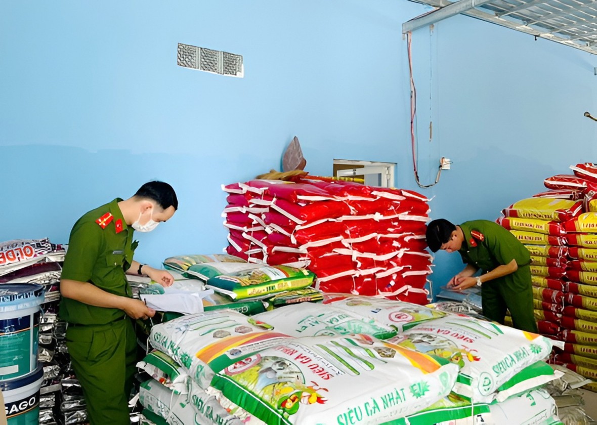 Phát hiện 77 tấn sản phẩm phục vụ sản xuất nông nghiệp không rõ nguồn gốc tại Cà Mau Phát hiện 77 tấn sản phẩm phục vụ sản xuất nông nghiệp không rõ nguồn gốc tại Cà Mau