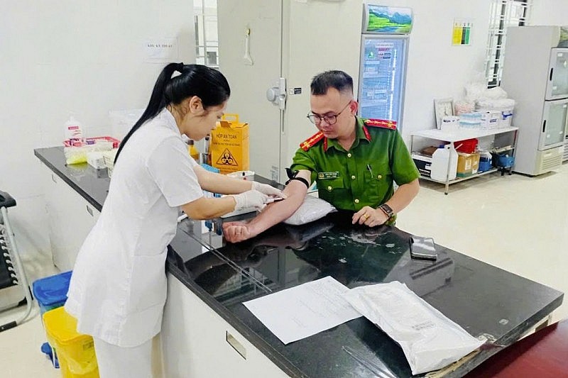 Đại uý Công an xã vượt 20km hiến máu cứu người Đại uý Công an xã vượt 20km hiến máu cứu người
