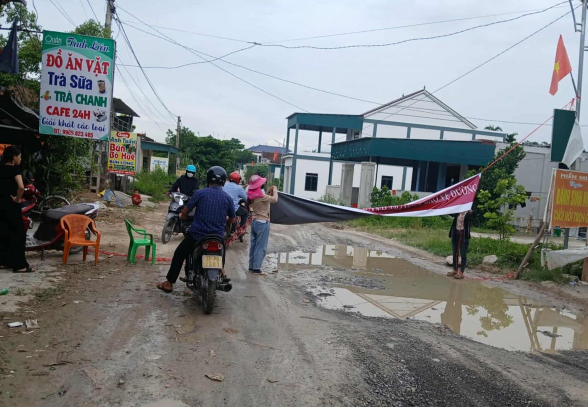 Người dân chặn đường đối với xe tải chở VLXD.