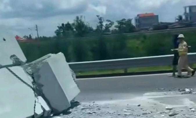 Hình ảnh ống cống bê tông bị rơi xuống đường (Ảnh: Cắt từ clip).
