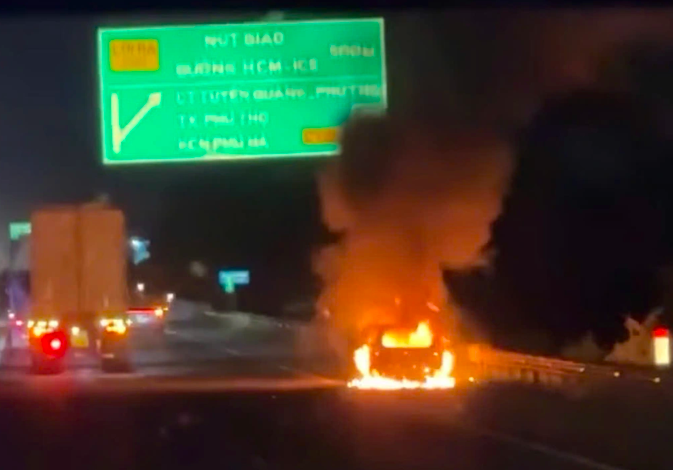 Chiếc ô tô con bốc cháy ngùn ngụt trên cao tốc Nội Bài - Lào Cai đoạn qua địa phận tỉnh Phú Thọ. Chiếc ô tô con bốc cháy ngùn ngụt trên cao tốc Nội Bài - Lào Cai đoạn qua địa phận tỉnh Phú Thọ.