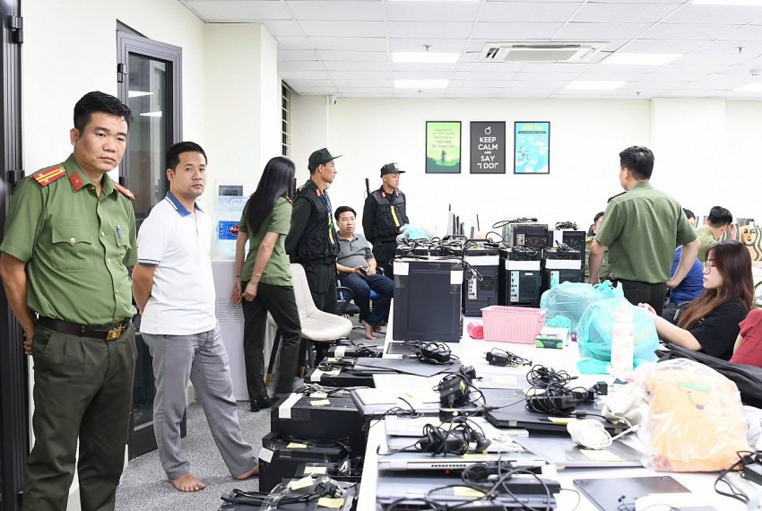 Cơ quan An ninh điều tra thu giữ điện thoại, laptop, máy tính cây,… phục vụ công tác điều tra vụ án - Ảnh: Công an tỉnh Phú Thọ Cơ quan An ninh điều tra thu giữ điện thoại, laptop, máy tính cây,… phục vụ công tác điều tra vụ án - Ảnh: Công an tỉnh Phú Thọ