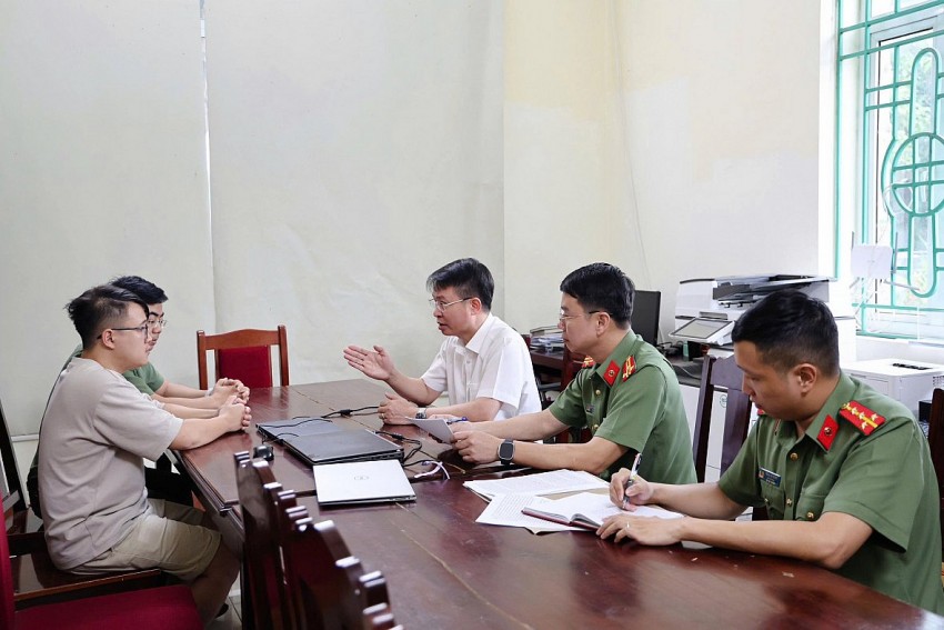 Thiếu tướng Nguyễn Minh Tuấn - Giám đốc Công an tỉnh Phú Thọ (áo trắng) trực tiếp lấy lời khai các bị can trong vụ án - Ảnh: Công an tỉnh Phú Thọ Thiếu tướng Nguyễn Minh Tuấn - Giám đốc Công an tỉnh Phú Thọ (áo trắng) trực tiếp lấy lời khai các bị can trong vụ án - Ảnh: Công an tỉnh Phú Thọ