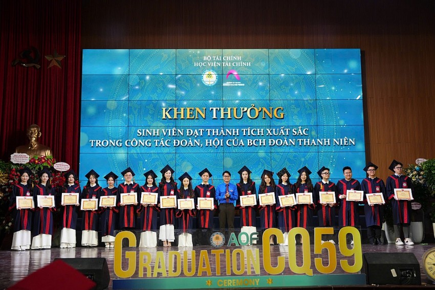 Học viện Tài chính trao bằng tốt nghiệp cho 1.200 sinh viên chương trình chất lượng cao