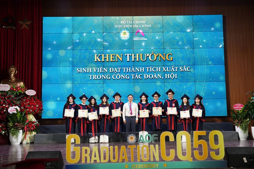 Học viện Tài chính trao bằng tốt nghiệp cho 1.200 sinh viên chương trình chất lượng cao