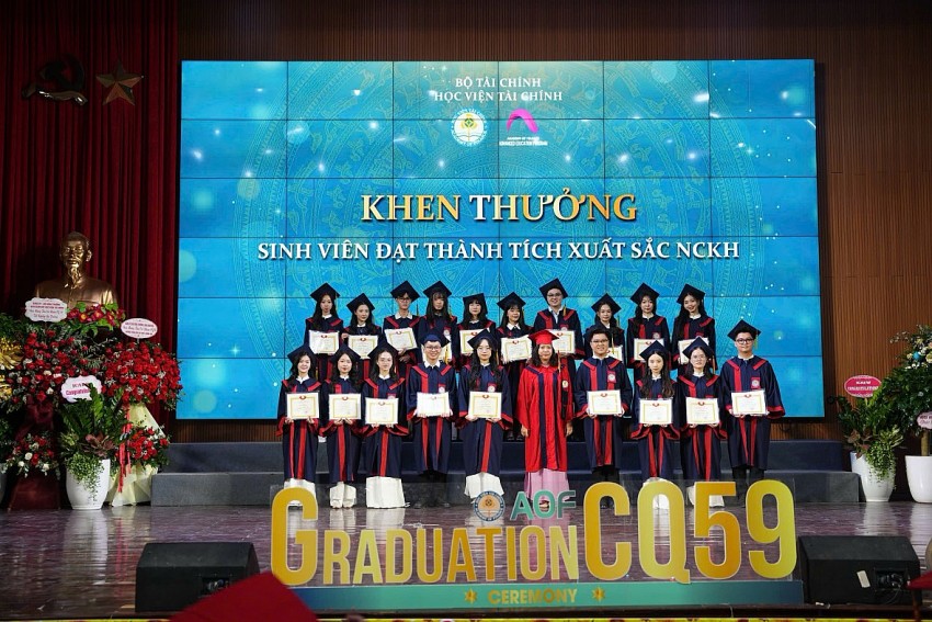Học viện Tài chính trao bằng tốt nghiệp cho 1.200 sinh viên chương trình chất lượng cao