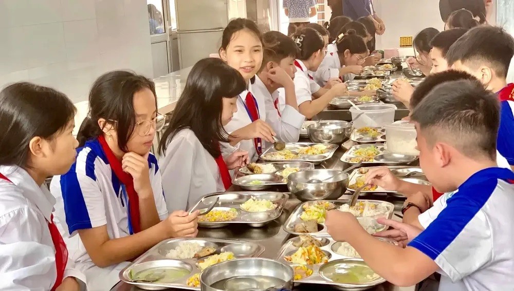 Hà Nội triển khai hỗ trợ bữa ăn bán trú cho học sinh tiểu học từ năm học 2025-2026. (Ảnh minh hoạ)