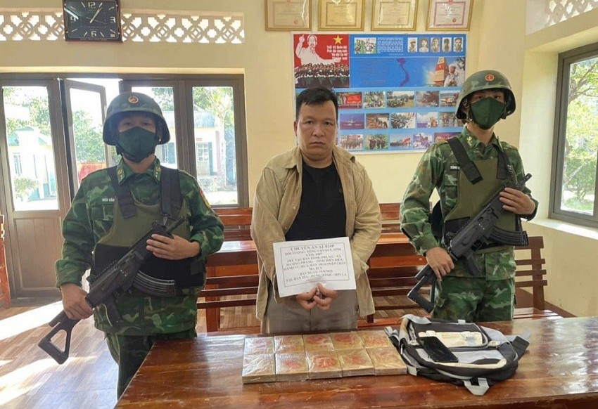 Đối tượng Tòng Văn Quí cùng tang vật thời điểm bị bắt giữ (Ảnh: Vì Hiện). Đối tượng Tòng Văn Quí cùng tang vật thời điểm bị bắt giữ (Ảnh: Vì Hiện).