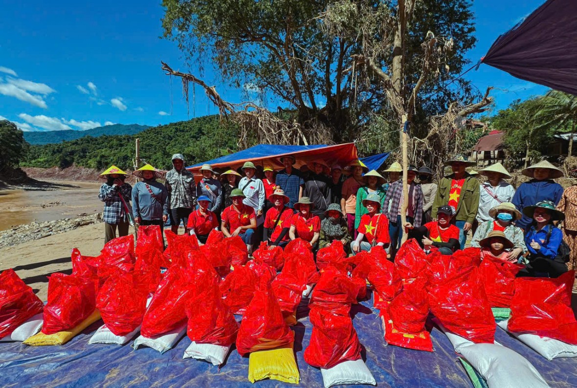 Đoàn thiện nguyện Quảng Ninh mang 900 triệu đồng đến vùng lũ Nghệ An