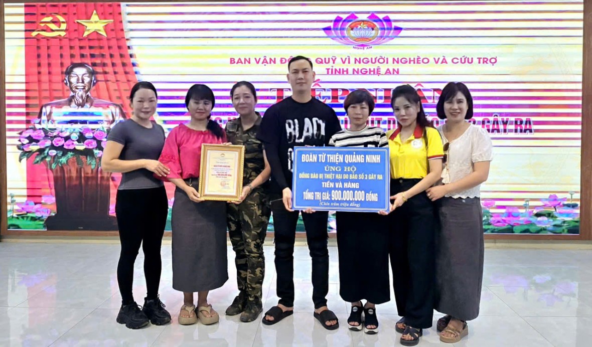 Đoàn thiện nguyện Quảng Ninh mang 900 triệu đồng đến vùng lũ Nghệ An