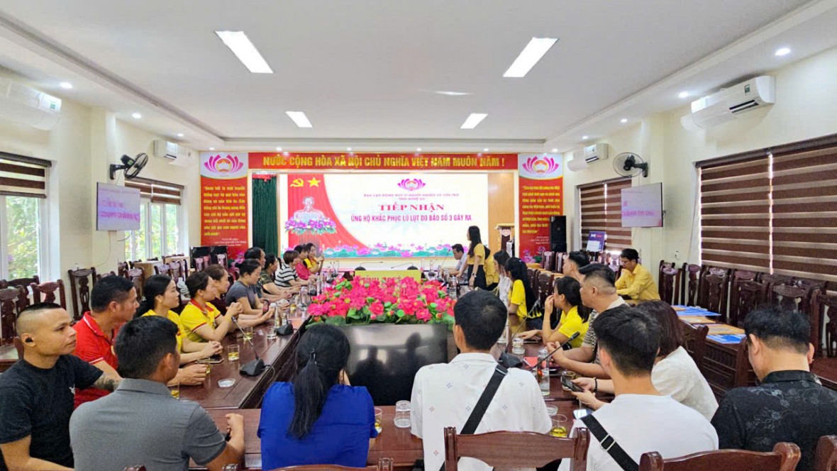 Đoàn thiện nguyện Quảng Ninh mang 900 triệu đồng đến vùng lũ Nghệ An