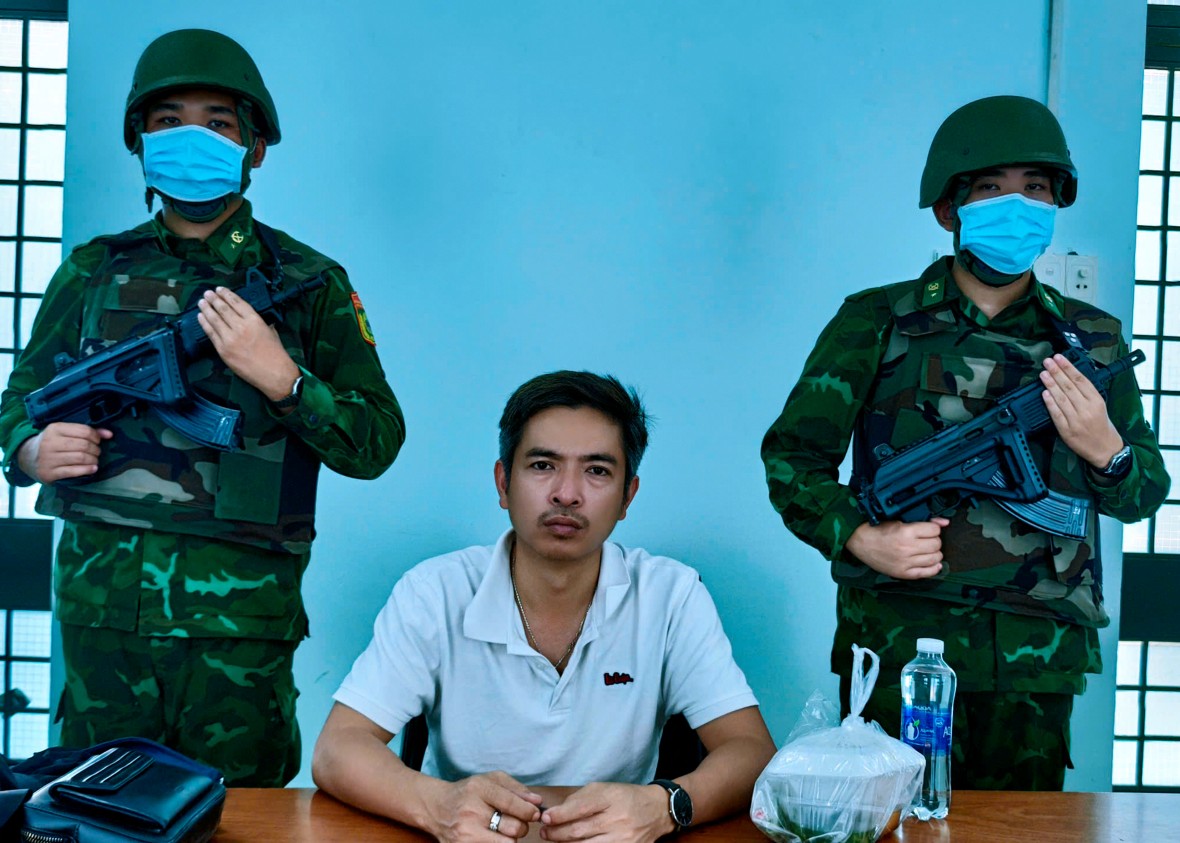 Bắt quả tang đối tượng vận chuyển 80.000 USD khu vực Cửa khẩu quốc tế Mộc Bài Bắt quả tang đối tượng vận chuyển 80.000 USD khu vực Cửa khẩu quốc tế Mộc Bài