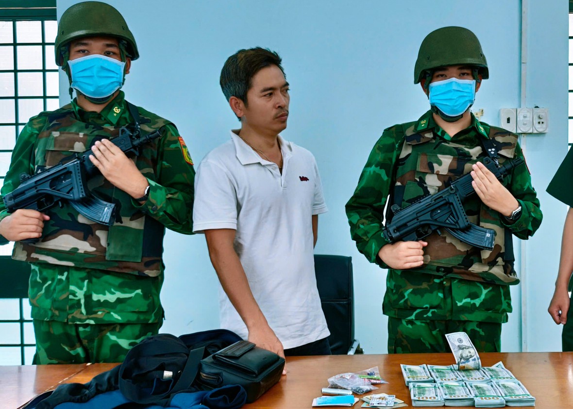 Bắt quả tang đối tượng vận chuyển 80.000 USD khu vực Cửa khẩu quốc tế Mộc Bài Bắt quả tang đối tượng vận chuyển 80.000 USD khu vực Cửa khẩu quốc tế Mộc Bài