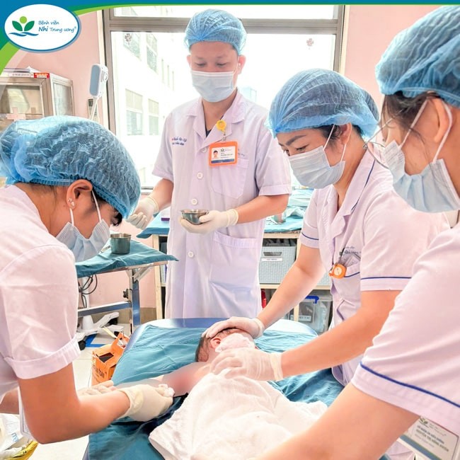 Các y bác sĩ làm sạch vết bỏng, cắt lọc vùng da bị tổn thương và băng bó bằng gạc chuyên dụng có tác dụng sát khuẩn, giảm đau và hỗ trợ tái tạo da cho trẻ. (Ảnh: Bệnh viện Nhi Trung ương)