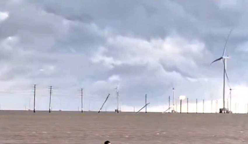 Vĩnh Long: Khẩn trương khắc phục sự cố 13 trụ điện gió ngoài biển Thạnh Hải bị đổ do thiên tai Vĩnh Long: Khẩn trương khắc phục sự cố 13 trụ điện gió ngoài biển Thạnh Hải bị đổ do thiên tai