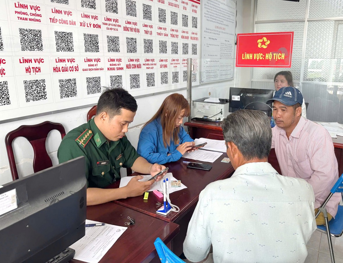 Tuổi trẻ Bộ đội Biên phòng Cà Mau giúp người dân biên giới tiếp cận dịch vụ công trực tuyến Tuổi trẻ Bộ đội Biên phòng Cà Mau giúp người dân biên giới tiếp cận dịch vụ công trực tuyến