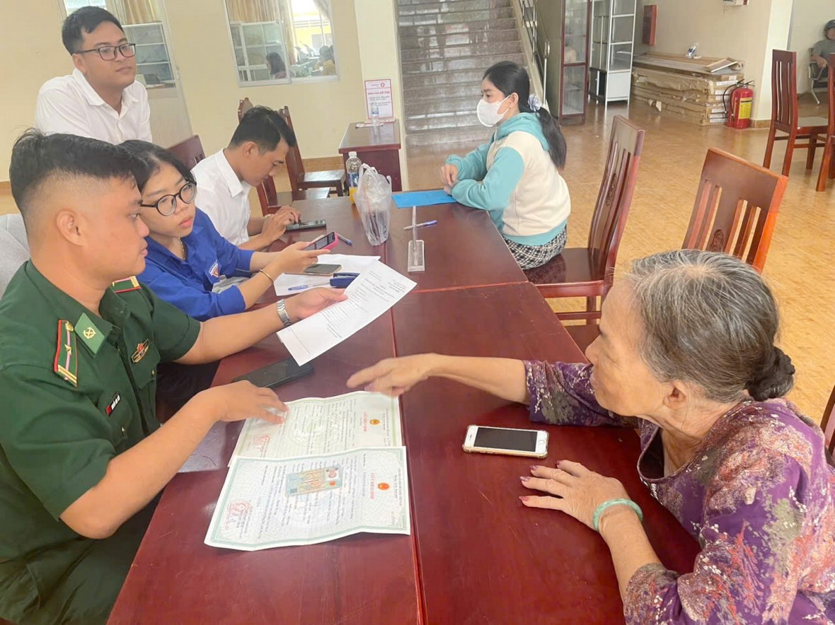 Tuổi trẻ Bộ đội Biên phòng Cà Mau giúp người dân biên giới tiếp cận dịch vụ công trực tuyến Tuổi trẻ Bộ đội Biên phòng Cà Mau giúp người dân biên giới tiếp cận dịch vụ công trực tuyến