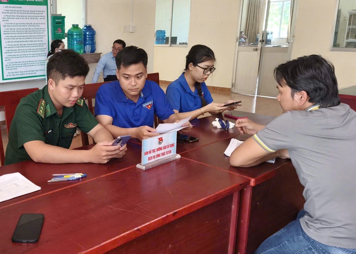 Tuổi trẻ Bộ đội Biên phòng Cà Mau giúp người dân biên giới tiếp cận dịch vụ công trực tuyến Tuổi trẻ Bộ đội Biên phòng Cà Mau giúp người dân biên giới tiếp cận dịch vụ công trực tuyến