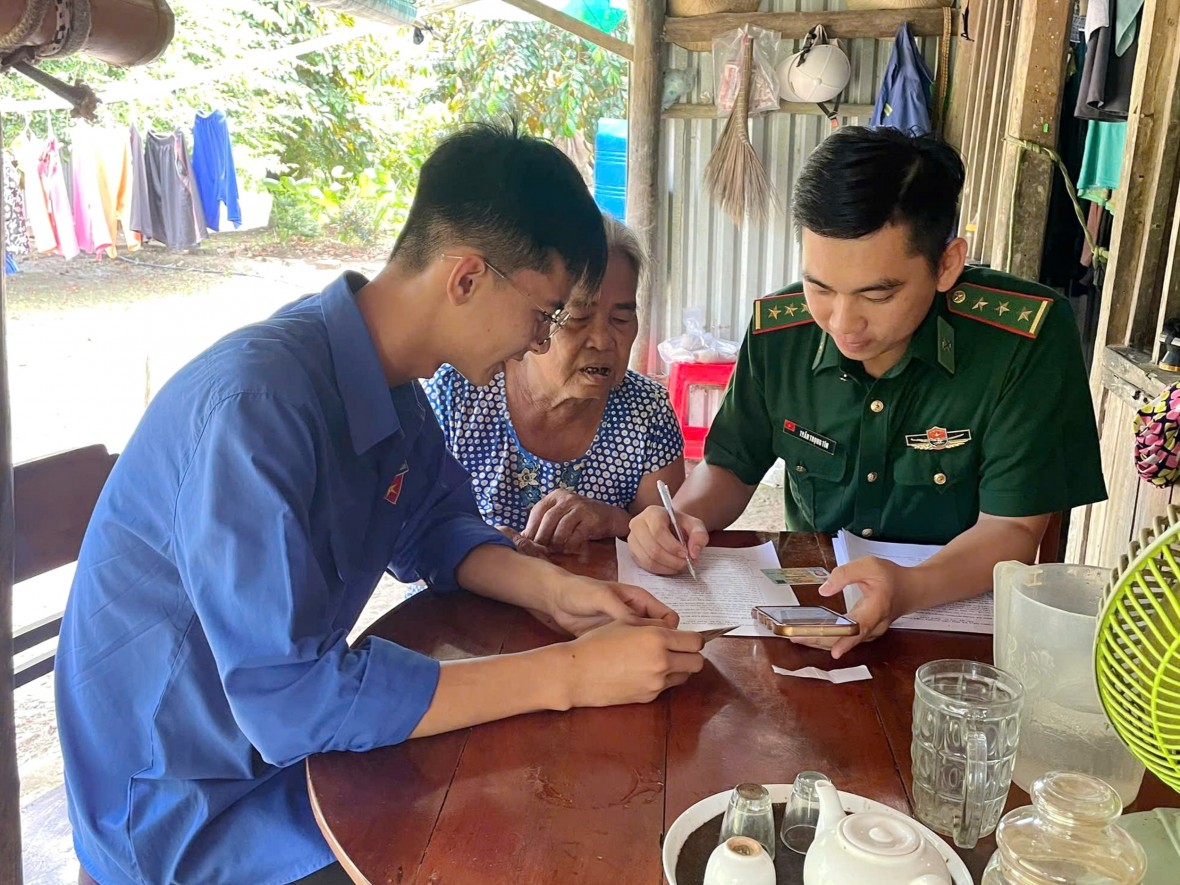 Tuổi trẻ Bộ đội Biên phòng Cà Mau giúp người dân biên giới tiếp cận dịch vụ công trực tuyến Tuổi trẻ Bộ đội Biên phòng Cà Mau giúp người dân biên giới tiếp cận dịch vụ công trực tuyến