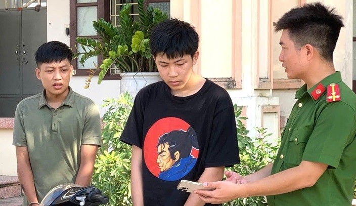 Các đối tượng Võ Trần Thanh Tùng, Võ Trần Tùng Dương tại Công an phường Vỵ Khê. (Ảnh: Công an tỉnh Ninh Bình)