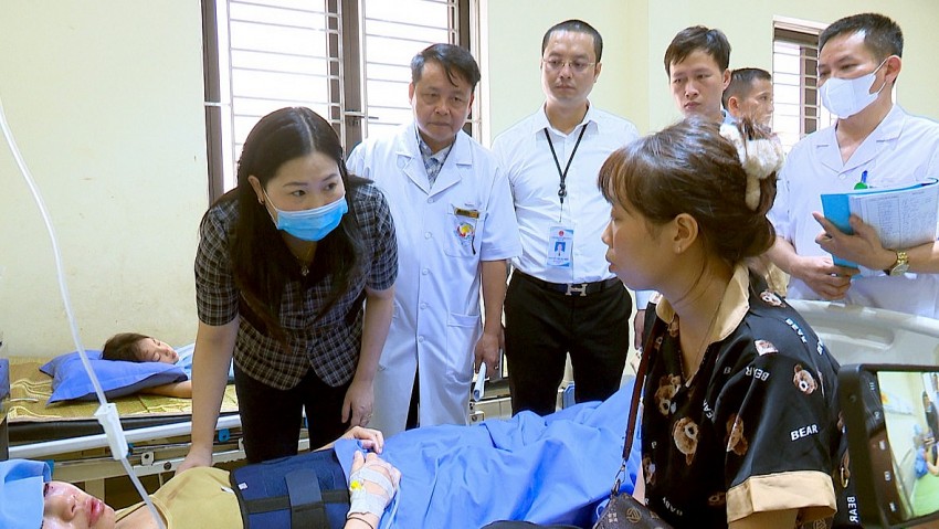 Đồng chí Vũ Thị Hiền Hạnh - Phó Chủ tịch UBND tỉnh tận tình thăm hỏi sức khỏe một cháu nhỏ đang điều trị tại Khoa Ngoại tổng hợp - Trung tâm Y tế khu vực Văn Yên.