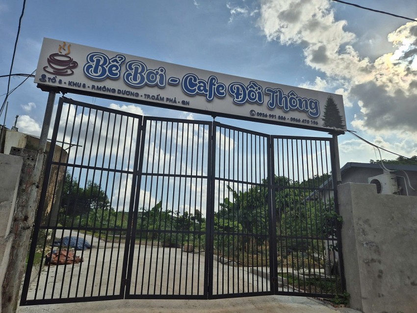 Sau khi sự việc xảy ra bể bới -cafe đồi thông này trong tình trạng của đóng then cài. này 